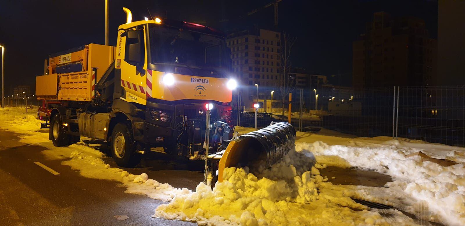 La máquina quitanieves retira la nieve y el hielo de las calles de Madrid.