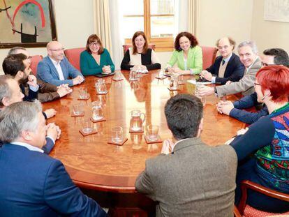 La presidenta de Baleares, Francina Armengol, se reúne con representantes de plataformas para una financiación justa. 