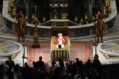 Los fieles se despiden de Joseph Ratzinger en el interior de la basílica de San Pedro. 