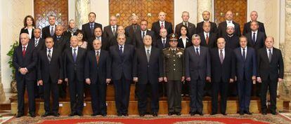 Imagen del nuevo Ejecutivo egipcio, en el palacio presidencial de El Cairo el s&aacute;bado. 