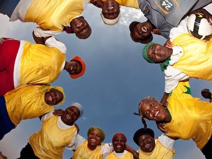 Jugadoras de uno de los equipos de fútbol de abuelas de Sudáfrica, dirigidas por Beka Ntsanwisi.