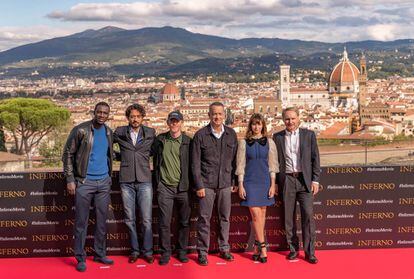Omar Sy, Irrfan Kahn, Ron Howard, Tom Hanks, Felicity Jones y Dan Brown en la presentación de 'Inferno' en Florencia.