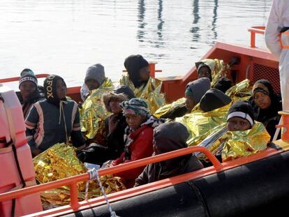Varios inmigrantes rescatados este domingo, a su llegada al puerto de Melilla. En vídeo, el traslado a Melilla de 26 mujeres y 11 niños rescatados en el mar.