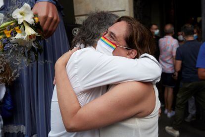 Ada Colau, alcaldesa de Barcelona, y Jordi Cuixart, presidente de Òmnium, se abrazan el día del pregón de las fiestas de Gràcia.  EFE/Alejandro García