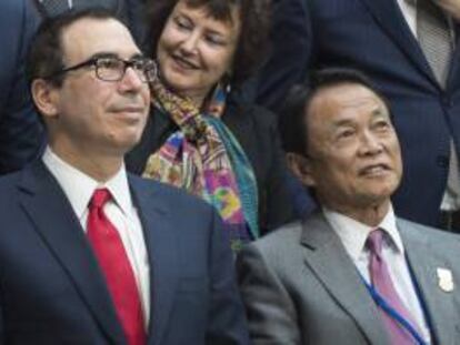 El secretario del Tesoro de EEUU, Steve Mnuchin, junto al ministro de Finanzas japonés, este sábado, poco antes del Comité Financiero y Monetario del FMI. 
 
 
 