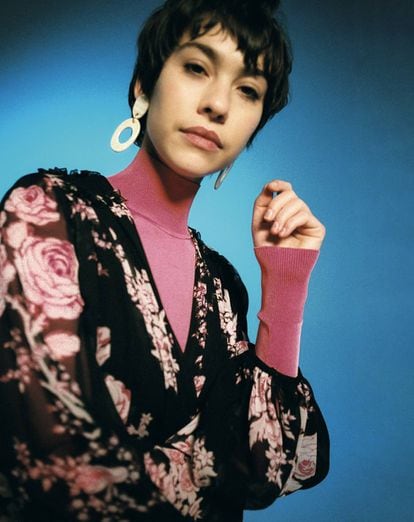 L'actriu amb un vestit de Giambattista Valli, jersei de coll alt de Givenchy i arracades de Levens.