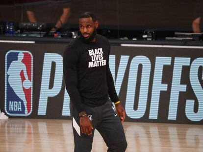 LeBron James, con el lema "Black lives matter" en la camiseta, antes de jugar la primera ronda de los Playoffs el 24 de agosto en la burbuja de Orlando.