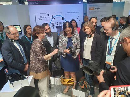 Helena Herrero, presidenta de HP Iberia muestra a la ministra de Industria, Comercio y Turismo, Reyes Maroto, una bota que tiene el tacón hecho con impresión 3D.
