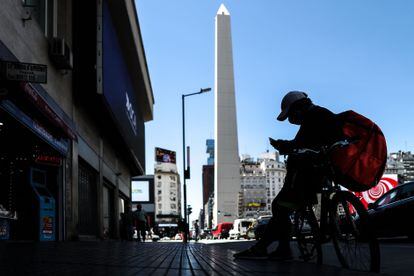 Un repartidor, en febrero, en una de las grandes arterias de Buenos Aires.