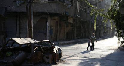 Un hombre y un niño caminan por la zona rebelde de Ain Tarma, en Ghuta, al este de Damasco.