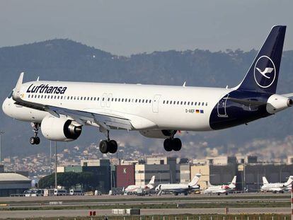Un avión de Lufthansa, despegando del aeropuerto de Barcelona.