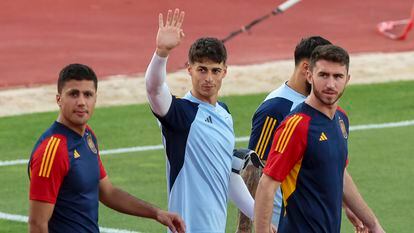 Rodrigo, Kepa Arrizabalaga y Aymeric Laporte, antes del inicio del entrenamiento de la selección española de fútbol.