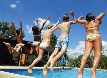 Un grupo de niños juega en la piscina de un campamento de verano en Villanueva de la Cañada (Madrid).