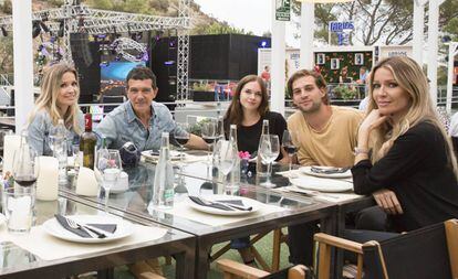 De izquierda a derecha, Nicole Kimpel, Antonio Banderas, Stella del Carmen junto a su acompañante y Bárbara Kimpel, este fin de semana en Marbella.