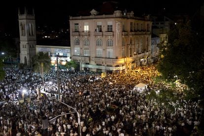 Manifestación silenciosa en la plaza del centro de la ciudad brasileña de Santa María para rendir un homenaje a las víctimas del incendio de la discoteca Kiss.