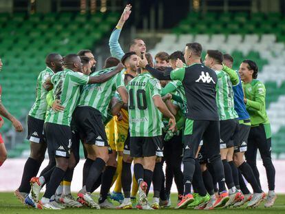 Los jugadores del Betis celebran la victoria en el derbi y el pase a los cuartos de la Copa.