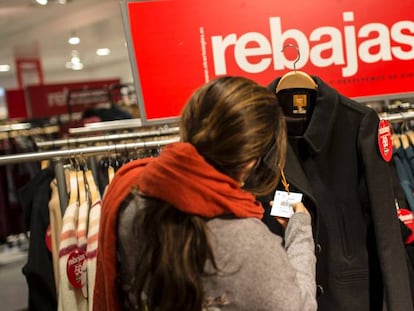 Una cliente de El Corte Ingl&eacute;s, en una jornada de rebajas.