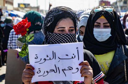 Las manifestaciones han seguido sucediendo en varios lugares de Irak pese al nombramiento el 1 de febrero de Mohamed Allaui como primer ministro encargado, quien dispone de un mes para conformar un nuevo Ejecutivo con el que reconducir el país hasta que puedan celebrarse elecciones anticipadas. En la imagen, una mujer sujeta una rosa y un cartel en el que se lee: "Eres la revolución y eres el tabú".