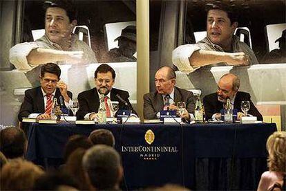 De izquierda a derecha, Federico Trillo, Mariano Rajoy, Rodrigo Rato y Carlos Ravés, de Planeta, durante la presentación del libro.