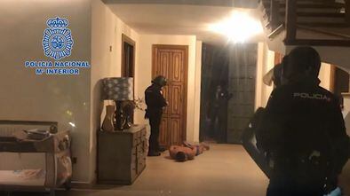 Momento de la detención del narcotraficante en su vivienda de Marbella.