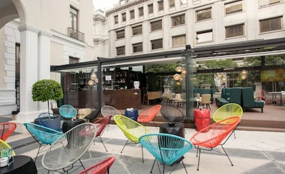 Madrid es ciudad de contrastes, donde encontrar un espacio urbano y alternativo en unos jardines clásicos, como los del palacio del Marqués de Casa Riera. Ponemos pies en tierra hasta esta terraza pavimentada con divertido mobiliario del estudio BSoD_raum (Alejandro Martínez e Iván Fernández) y zonas interiores (terraza acristalada) y exteriores (terraza descubierta). Además de al copeo, da opción a la carta de su restaurante integrado Sturios, donde se puede tomar desde un bocadillo de calamares revisado a un tiradito de caballa. Dirección: Marqués de Casa Riera, 1. +34 913 76 60 38.