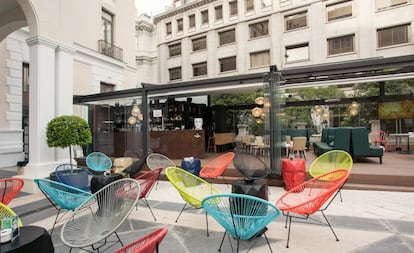 Madrid es ciudad de contrastes, donde encontrar un espacio urbano y alternativo en unos jardines clásicos, como los del palacio del Marqués de Casa Riera. Ponemos pies en tierra hasta esta terraza pavimentada con divertido mobiliario del estudio BSoD_raum (Alejandro Martínez e Iván Fernández) y zonas interiores (terraza acristalada) y exteriores (terraza descubierta). Además de al copeo, da opción a la carta de su restaurante integrado Sturios, donde se puede tomar desde un bocadillo de calamares revisado a un tiradito de caballa. Dirección: Marqués de Casa Riera, 1. +34 913 76 60 38.