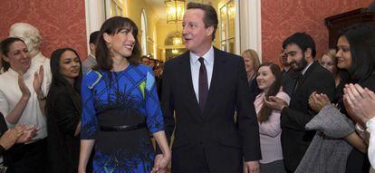 El primer ministro británico, David Cameron, y su mujer, Samantha, ayer en la sede de Downing Street.
