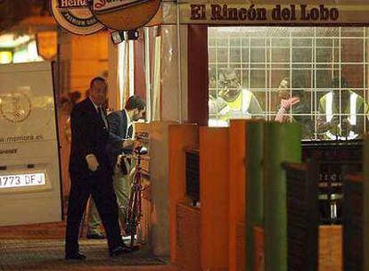 Agentes de Guardia Civil en la cafetería de Cullera donde fue asesinada Virma Gimeno.