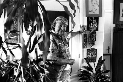 Gloria Fuertes fotografiada fumando en 1995, tres años antes de que muriera a causa de un cáncer de pulmón.
