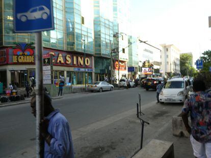 Un casino en una calle de Dar es Salam, en junio de 2023.