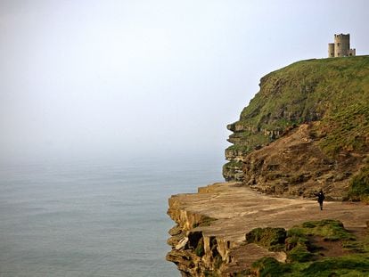 Un castillo sobre los acantilados de la costa irlandesa
