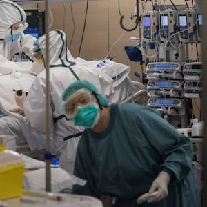 Diversos sanitaris atenen un pacient amb la covid-19 a la UCI de l'Hospital Vall d’Hebron de Barcelona.