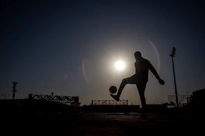 Un hombre da toques a una pelota en la fan zone del "Asia Town Cricket Stadium" antes del encuentro entre Catar y Senegal.
