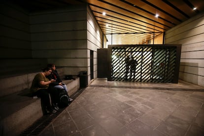 Visitantes delante de una entrada ya cerrada del Museo Del Prado en Madrid. 