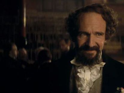 Ralph Fiennes, caracterizado como Charles Dickens en &#039;La mujer invisible&#039;