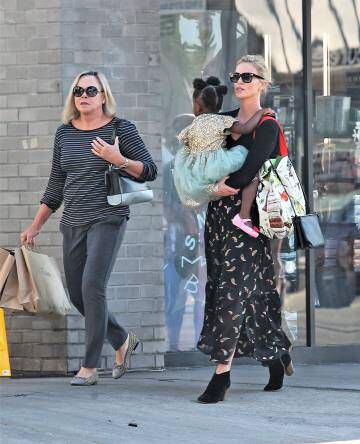 Charlize Theron, con su madre y una de sus hijos.