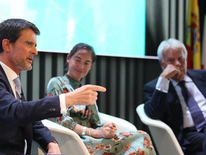 Manuel Valls y Felipe González, durante un momento de su coloquio de ayer en Madrid, que fue moderado por la subdirectora de EL PAÍS Eva Sáiz.