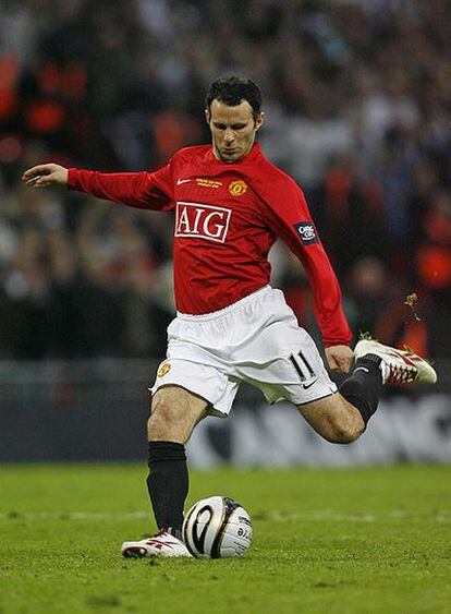 Giggs, en el momento de lanzar un penalti.