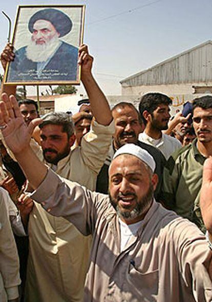 Musulmanes chiíes dan la bienvenida a Al Sistani en Basora.
