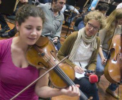 Arantza Garijo, periodista de RNE, registra el sonido de uno de los violines de la OSE.