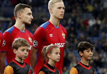 Alejandro (a la derecha), el hijo de Laura Buitrago, posa junto a Magnussen en el Real Madrid - CSKA de Moscú. En su camiseta interior está el dispositivo Kit Beats.
