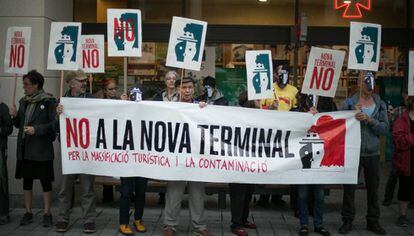 Protesta de entidades vecinales y ecologistas ante el Consejo de Administración del Puerto de Barcelona.