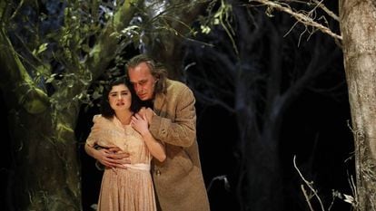 Jose Coronado, con Olivia Delcan en la obra &#039;Ushuaia&#039;, en el Teatro Espa&ntilde;ol de Madrid.