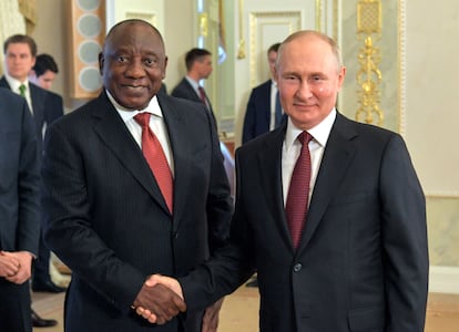 El representante de la delegación africana, el presidente sudafricano Cyril Ramaphosa, con su homólogo ruso, Vladímir Putin, este sábado en San Petersburgo.