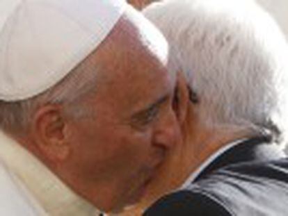 Peres y Abbas se ven en el Vaticano, invitados por el pontífice, y coinciden en que sus pueblos desean “con ardor” el diálogo