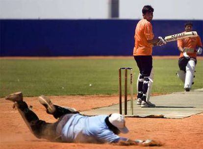 Un jugador del Barcelona Cricket Club se lanza el suelo en el partido contra sus rivales del Bengali.