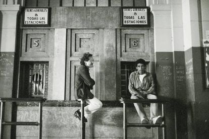 Ricardo Piglia fotografiado en Buenos Aires, en la estación de Constitución, a finales de los ochenta.