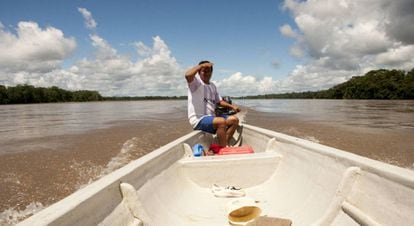 Juan navega en el inmenso río Napo y comenta que la explotación petrolera ha sido beneficiosa para su comuna, Puerto Miranda, en Ecuador.