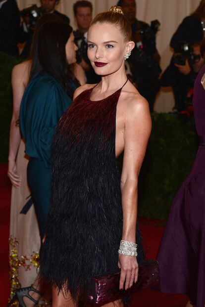 Kate Bosworth con un vestido de plumas en degradé de Prada.