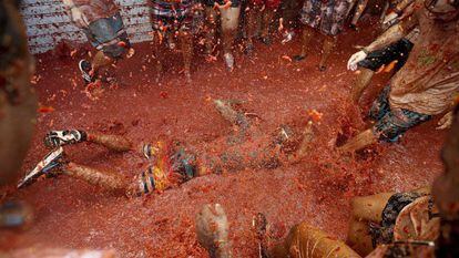 Participante en la fiesta La Tomatina en 2016, tendido en el suelo.